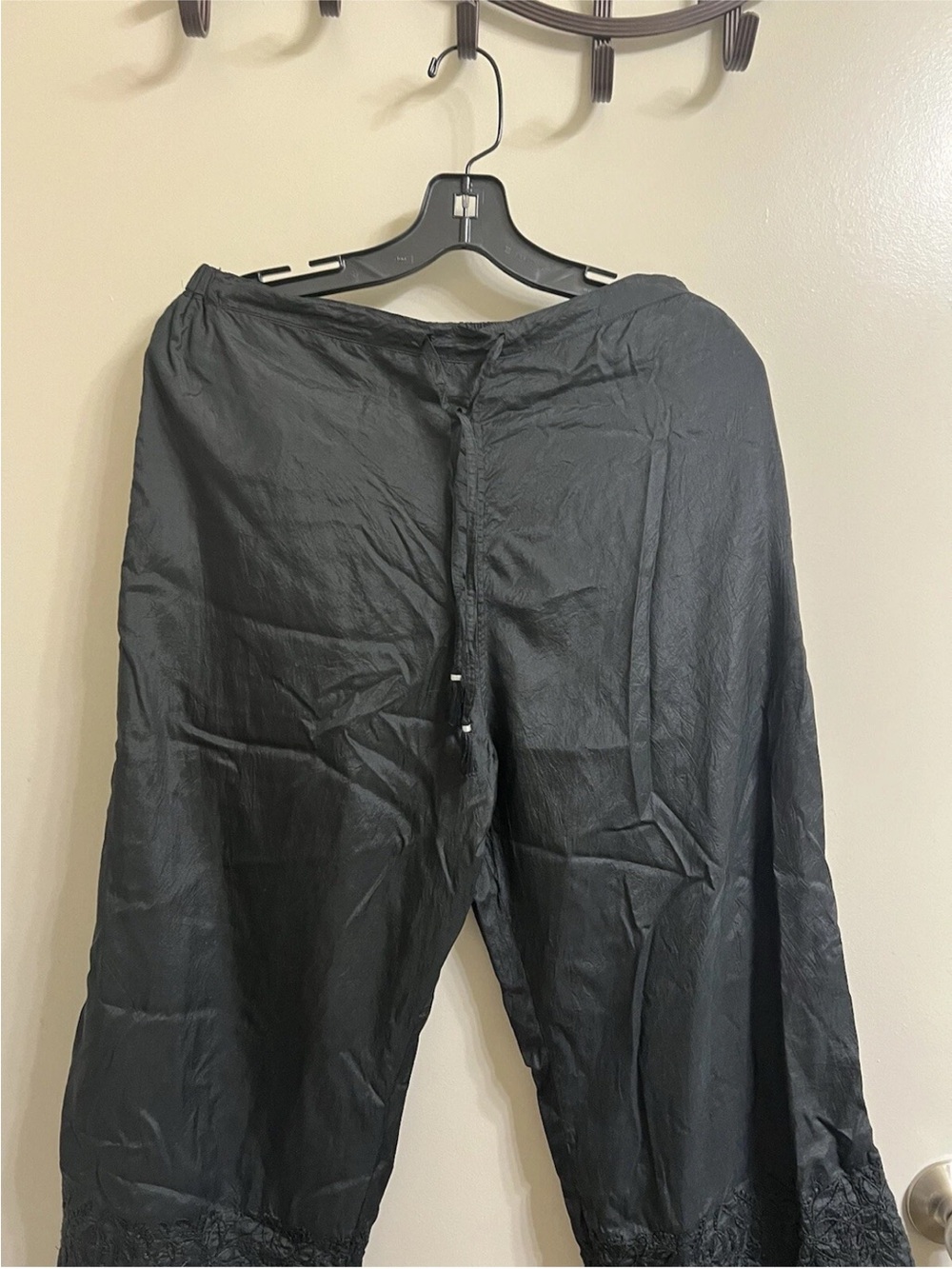 Black Women's Cropped Wide-Leg Pants with Lace Trim Nwot Sz S - Picture 2 of 12